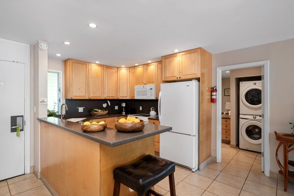 ثلاجة، ميكروويف، فرن، موقد طهي مسطح