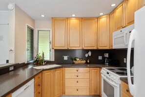 ثلاجة، ميكروويف، فرن، موقد طهي مسطح