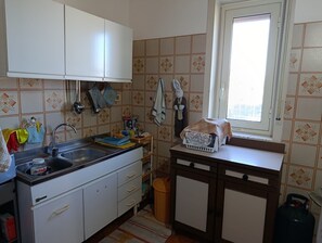 ثلاجة، ميكروويف، فرن، موقد طهي مسطح