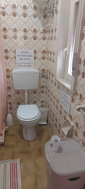 Suihku, hiustenkuivaaja, pyyhkeet