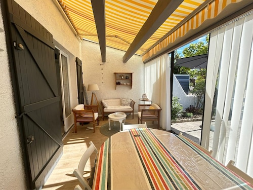 Charming house 7 sleeps 300m from beach, parking and pets allowed