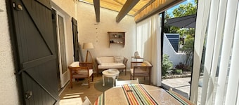 Charming house 7 sleeps 300m from beach, parking and pets allowed