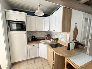 ثلاجة، ميكروويف، موقد طهي مسطح، غسالة أطباق