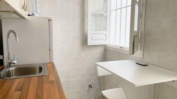 Fridge, microwave, oven, coffee/tea maker