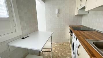 Fridge, microwave, oven, coffee/tea maker