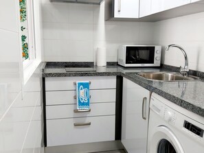 ثلاجة، ميكروويف، ماكينة لصنع القهوة/الشاي، محمصة خبز