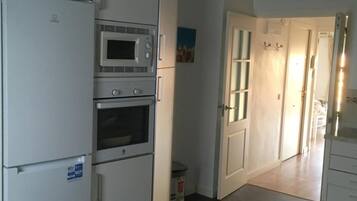 Een koelkast, een microgolfoven, een oven, een vaatwasser