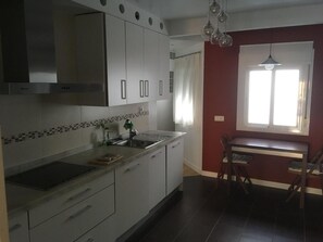 Een koelkast, een microgolfoven, een oven, een vaatwasser