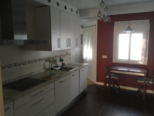 Kühlschrank, Mikrowelle, Ofen, Geschirrspüler