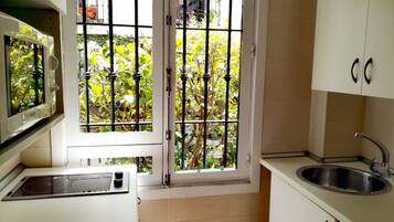 Frigorífico, microondas, cafetera o tetera y tostadora