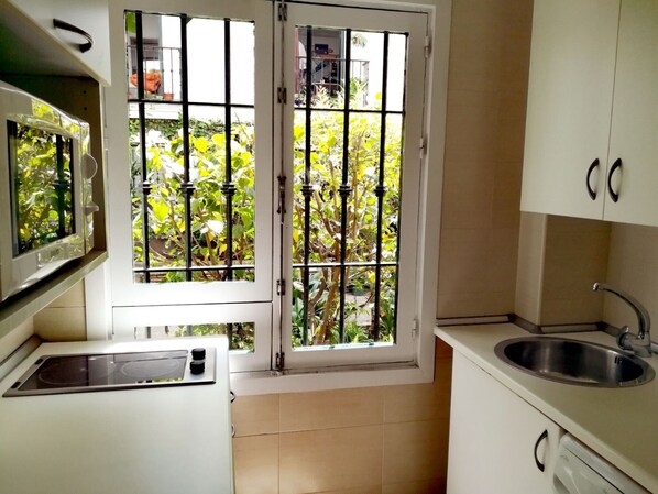 Een koelkast, een magnetron, een koffiezetapparaat/waterkoker