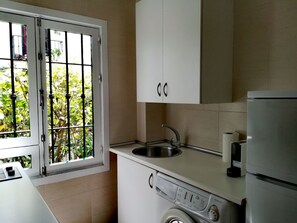 冰箱、微波炉、茶具/咖啡用具、烤面包机