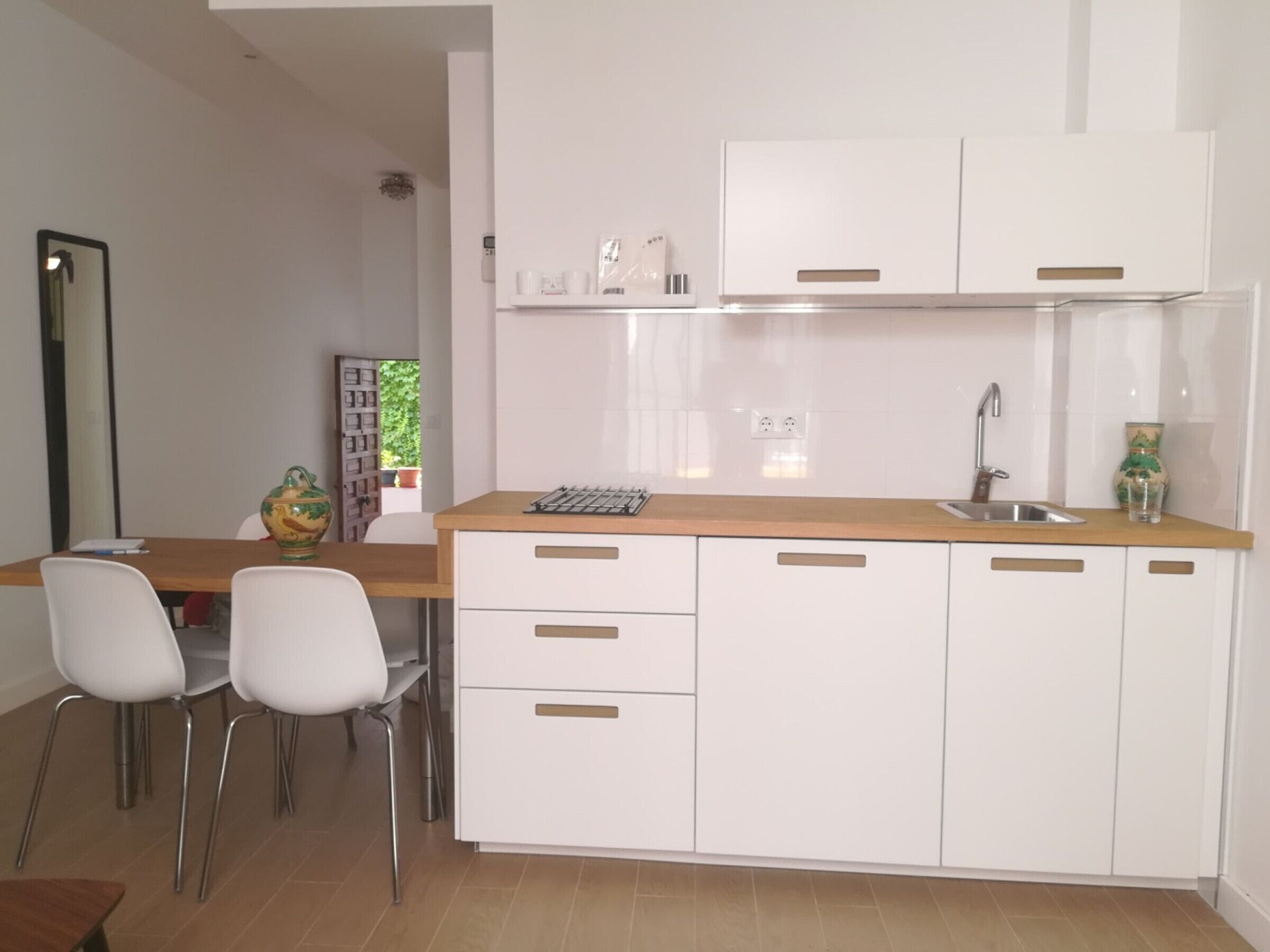 Een koelkast, een microgolfoven, een koffiezetapparaat/waterkoker