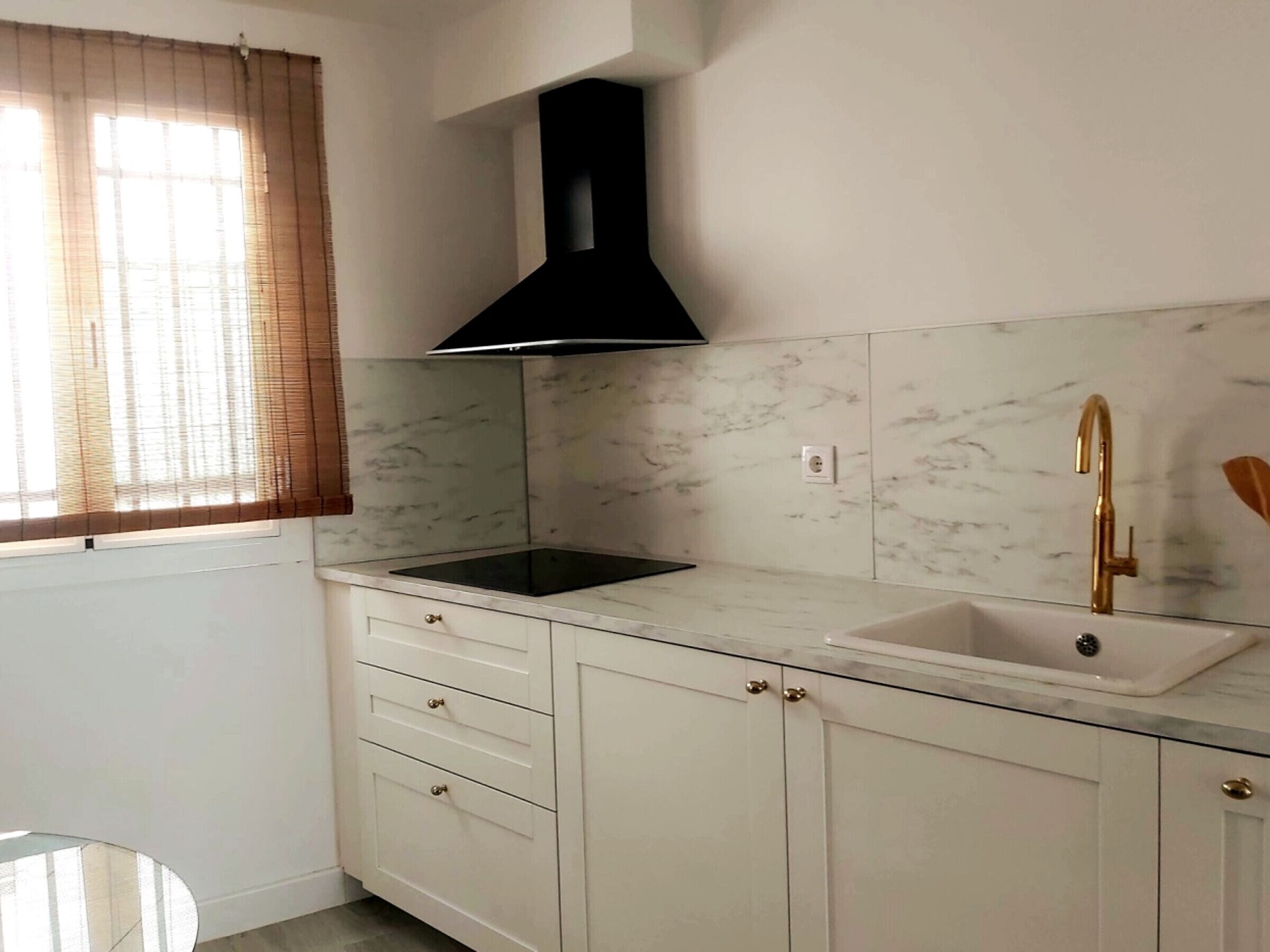 Réfrigérateur, micro-ondes, cafetière/bouilloire, grille-pain