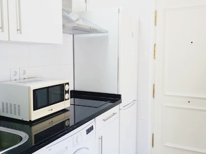 Réfrigérateur, four à micro-ondes, cafetière-théière, grille-pain