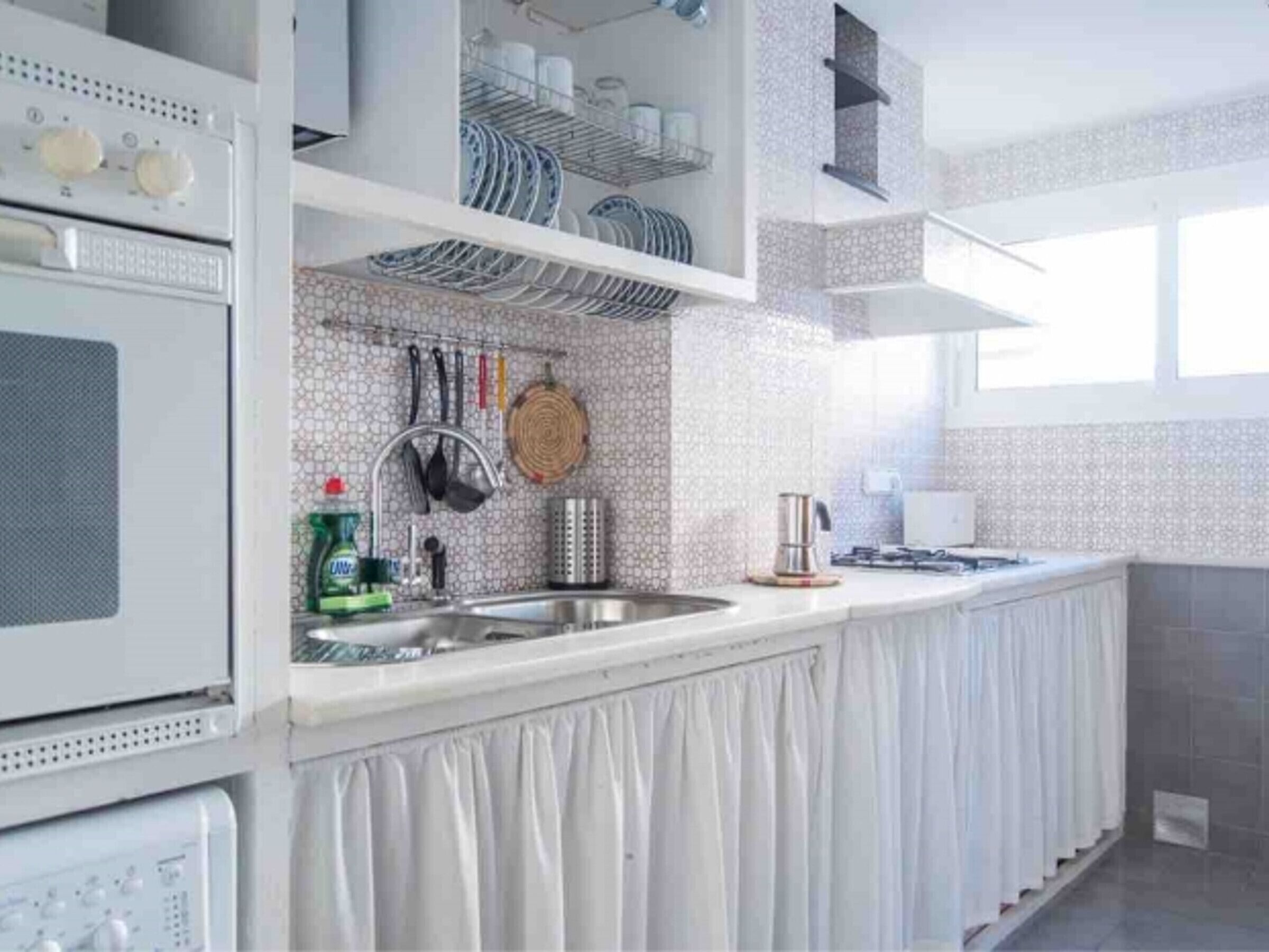 Frigorífico, microondas, horno y cafetera o tetera