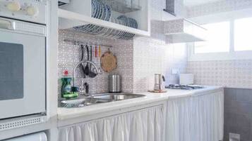 Frigorífico, microondas, horno y cafetera o tetera