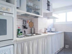 Kjøleskap, mikrobølgeovn, ovn og kaffetrakter/tekoker