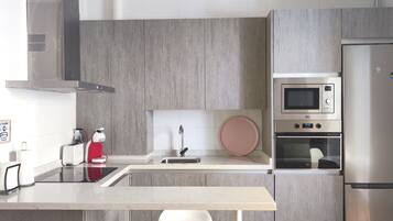 KĂŒhlschrank, Mikrowelle, Ofen, GeschirrspĂŒler