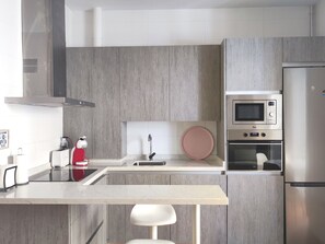 Kühlschrank, Mikrowelle, Ofen, Geschirrspüler