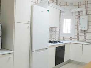 Kjøleskap, mikrobølgeovn, kaffetrakter/tekoker og brødrister