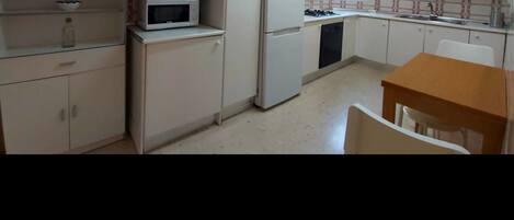 Refrigerador, microondas, cafetera/tetera, tostadora