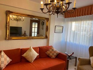 TV - Traditional apartment in Triana, air-conditioned, near historic center (Sevilla)