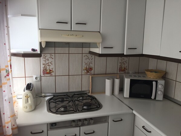 ثلاجة، ميكروويف، ماكينة لصنع القهوة/الشاي، محمصة خبز