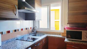 Réfrigérateur, micro-ondes, cafetiÚre/bouilloire, grille-pain