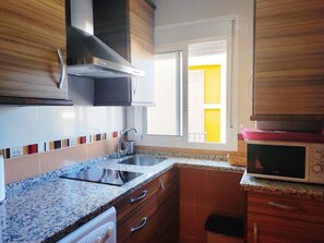 Fridge, microwave, coffee/tea maker, toaster - Bright apartment in central Seville (Sevilla)