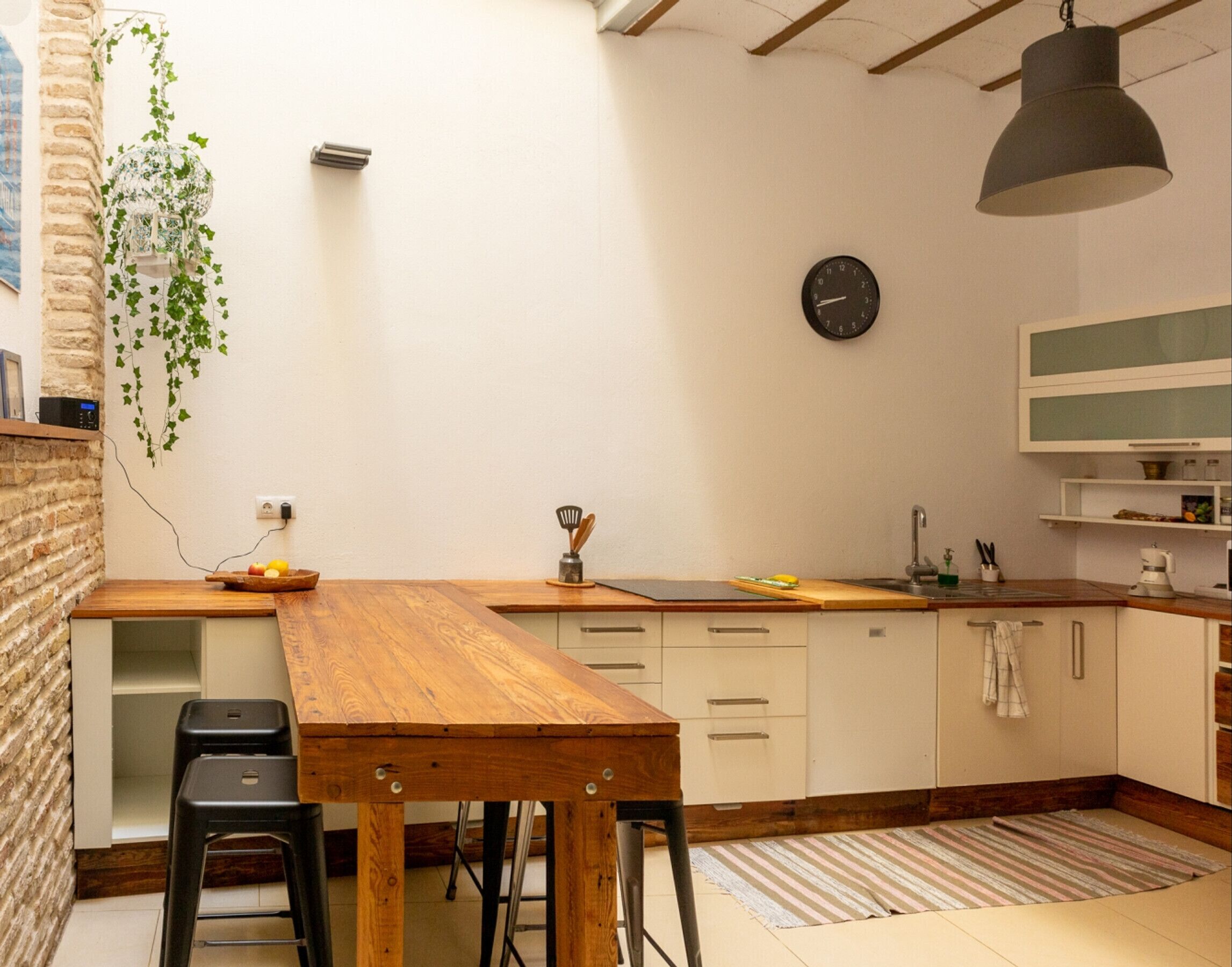 Réfrigérateur, micro-ondes, lave-vaisselle, cafetière/bouilloire