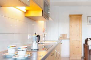 Fridge, microwave, stovetop, dishwasher