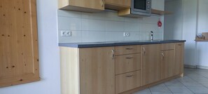 Kühlschrank, Mikrowelle, Herdplatte, Geschirrspüler