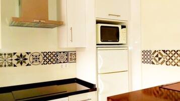 Een koelkast, een magnetron, een koffiezetapparaat/waterkoker