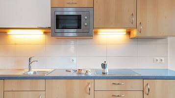 Kühlschrank, Mikrowelle, Herdplatte, Geschirrspüler