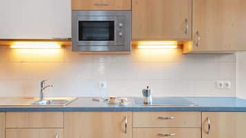 Kylskåp, mikrovågsugn, spishäll och diskmaskin