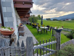Outdoor dining - Apartment 'Kompatscherhof Daniel' with Mountain View, Private Garden and Wi-Fi (Kastelruth)