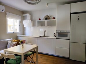 Een koelkast, een microgolfoven, een oven, een vaatwasser