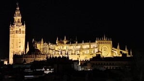 Un edificio histórico con una torre destacada y arquitectura elaborada, presumiblemente un importante punto de referencia.