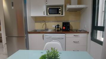 Réfrigérateur, micro-ondes, grille-pain