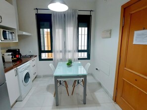 Een koelkast, een magnetron, een broodrooster