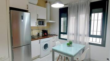 Réfrigérateur, micro-ondes, grille-pain