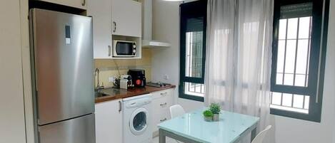 Kühlschrank, Mikrowelle, Toaster