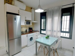 Réfrigérateur, micro-ondes, grille-pain