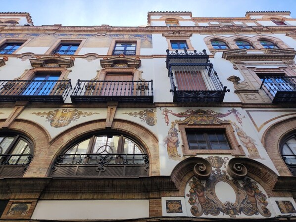 المنشأة من الخارج