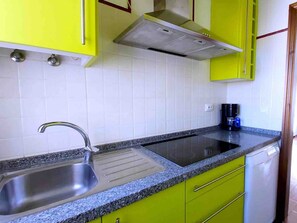 Refrigerador, microondas, cafetera y tetera y tostadora 