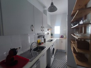 Mikrobølgeovn, kaffetrakter/tekoker og brødrister