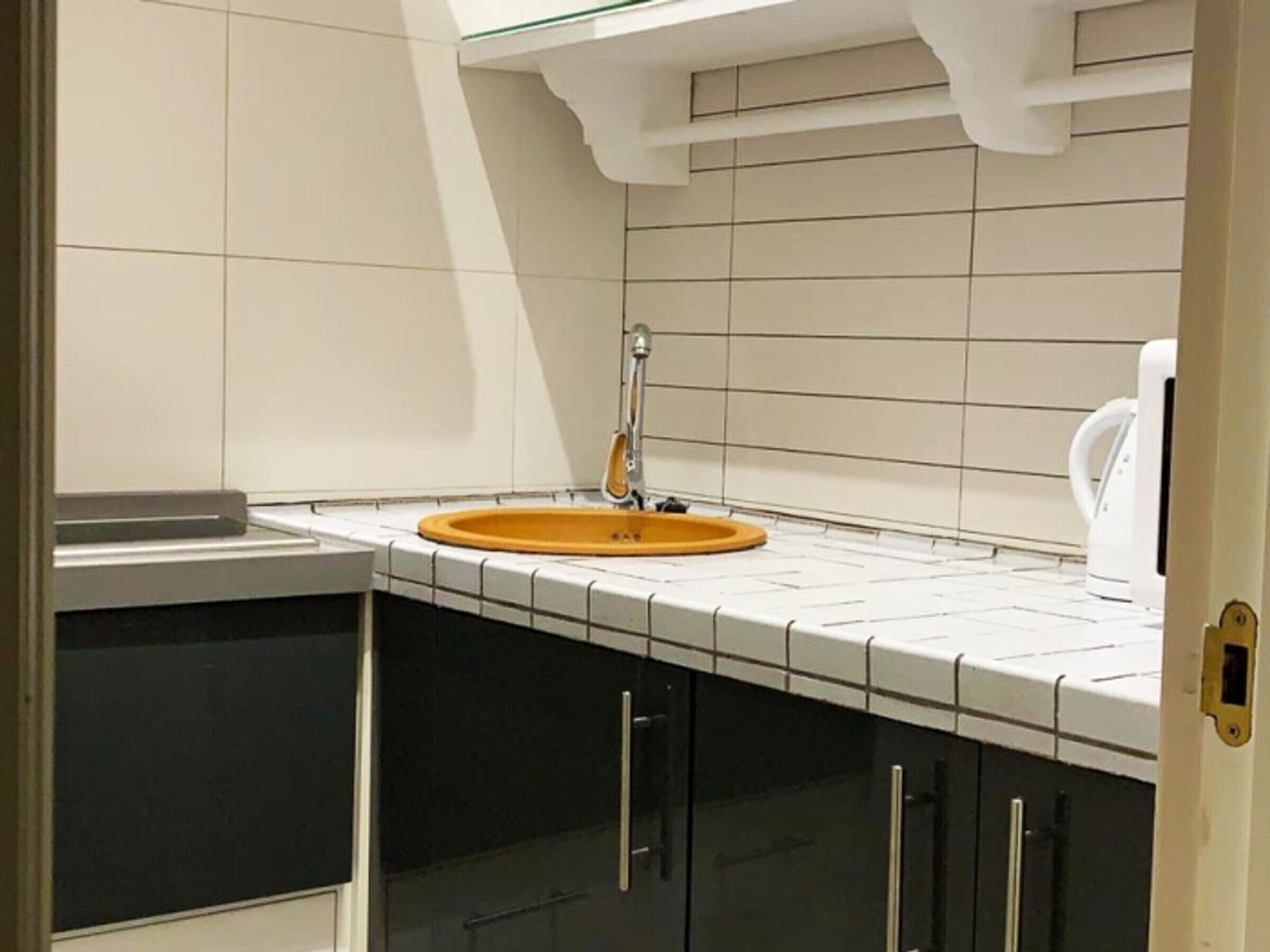 Réfrigérateur, micro-ondes, cafetière/bouilloire, grille-pain