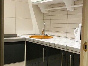 Kjøleskap, mikrobølgeovn, kaffetrakter/tekoker og brødrister