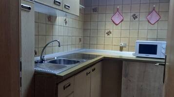 KĂŒhlschrank, Mikrowelle, Herdplatte, Wasserkocher